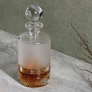 Ceo[n. mist, fog] Inspired by the morning mist that hangs above the landscape. The Ceo whiskey decanter features a sandblasted top over a tactile base, a contrast between both solid and soft. Like all our crystal decanters this whiskey crystal decanter partners with the generously sized matching crystal tumblers. Width 105mm, Height 200mm